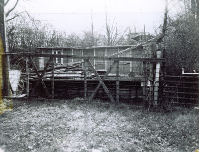 240892 Zandstraat 12: opslagplaats voor hout, 1960