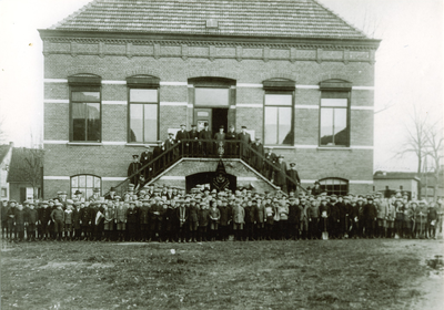 240945 Boomplantdag: Deelnemers voor het gemeentehuis, 1925