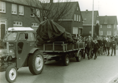 240948 Industrieweg: het vervoeren van bomen met tractor voor de boomplantdag, 1971