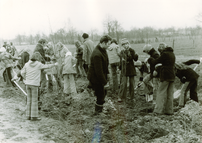 240953 Boomplantdag: het planten van bomen door de leerlingen van de St. Antoniusschool, 1975