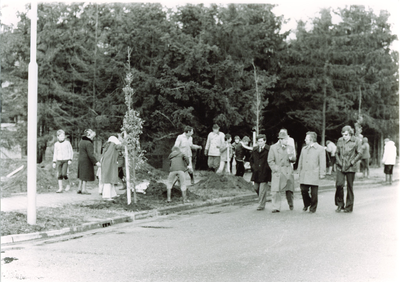 240956 Boomplantdag: het planten van bomen in de wijk Speelheide door leerlingen van de Lidwinaschool, 1978