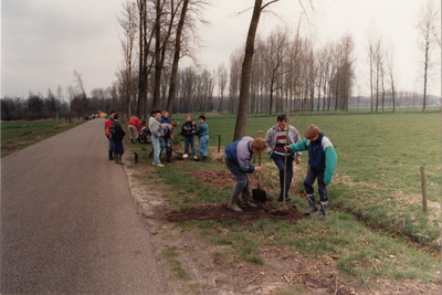 240976 Boomplantdag: het planten van bomen aan de Kanterseveldenweg door leerlingen van de Heijdonckschool, 1992