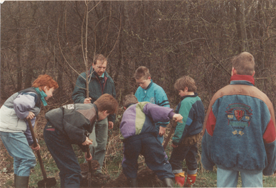 240977 Boomplantdag: het planten van bomen aan de Kanterseveldenweg door leerlingen van de Heijdonckschool, 1992