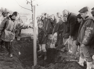 240981 Boomplantdag: het planten van bomen aan de Ringweg door leerlingen van de Heijdonck- en Antoniusschool, 1995
