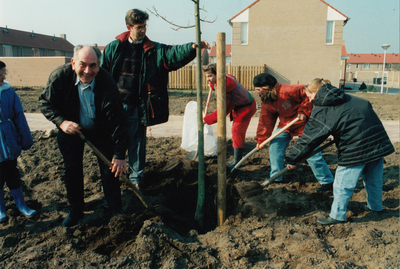 240982 Boomplantdag: het planten van bomen door leelingen van Basisschool De Paersakker, 1996