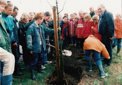 240983 Boomplantdag: het planten van bomen door de schooljeugd, 1997