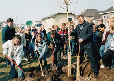 240984 Boomplantdag: het planten van bomen aan de Donderhei door de schooljeugd, 2002