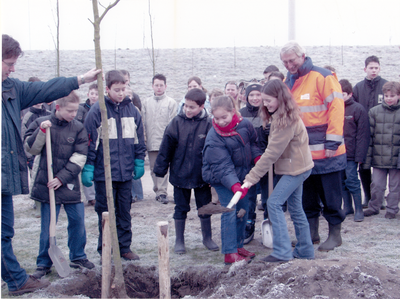 240986 Boomplantdag: het planten van bomen in de wijk Salderes door leerlingen van de Bernardusschool, Het Tweespan en ...