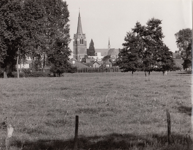 240998 Stedelijke omgeving van Best met op de achtergrond de Sint Odulphuskerk, 1980