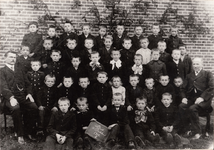 241019 Leerlingen van de Openbare Jongensschool met rechts Hoofd der School A. vd Vleuten, 1910