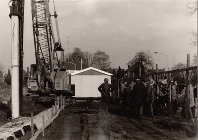 241029 Het heien van de eerste paal voor nieuwbouw Sint Bernardusschool, 1971