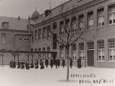 241054 Gymnastiekles op de speelplaats van Pension Huize Nazareth , 1921