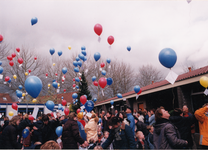 241076 Het loslaten van de ballonnen voor de ballonnenwedstrijd ter gelegenheid van de opening van de Bredeschool, 08-04-2003