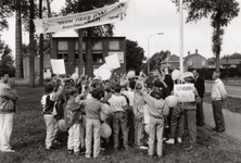 241104 Het ophangen van een spandoek ten behoeve van actie we gaan weer naar School door basisschool leerlingen, 1990