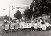 241105 Deelnemers aan de actie We gaan weer naar school , 1991
