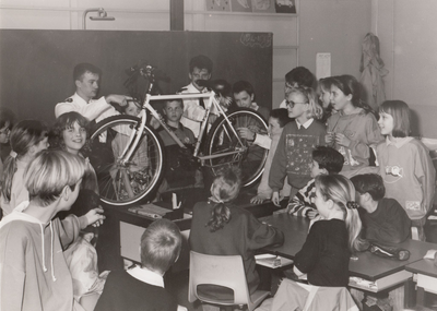 241106 Het geven van een een veilige fiets -les door agenten in het kader van de actie We gaan weer naar school , 1975