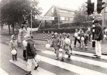 241107 Het brigadieren door vermoedelijk een politicus ter gelegenheid van de actie We gaan weer naar school , 1993