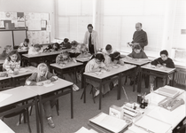 241108 Het maken van het theorie examen ten behoeve van de verkeersproef in Basisschool De Paersacker , 1993
