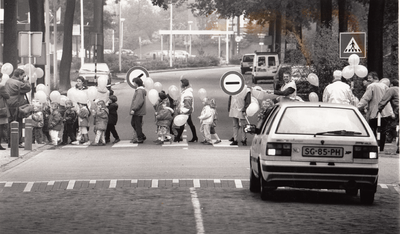 241110 Het oversteken door kinderen op een zebrapad onder begeleiding van verkeerbrigadiers, 1990