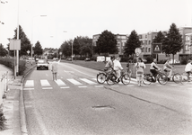 241111 Het begeleiden van kinderen bij het oversteken door verkeerbrigadiers, bij het zebrapad van de Willem de ...
