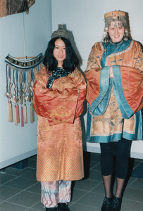 241177 Twee deelneemsters aan de opening van de tentoonstelling Weven en versieren in het Gemeentehuis, 1994