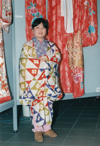 241180 Deelneemster aan de opening van de tentoonstelling Weven en versieren in het Gemeentehuis, 1994