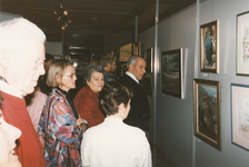 241184 Objecten uit en genodigden voor de tentoonstelling waarin enkele amateurkunstenaars uit Best zich presenteren, ...