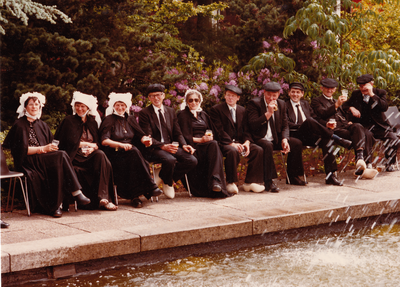 241190 Leden van een groep klompendansers uit de wijk Aarle, 1983
