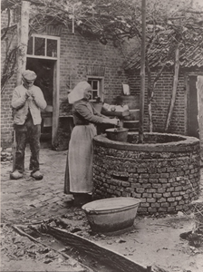 241194 Het putten van water door Hanneke van Elderen, 1929