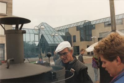241205 Het demonstreren van palingroken op het Raadhuisplein, 09-1995
