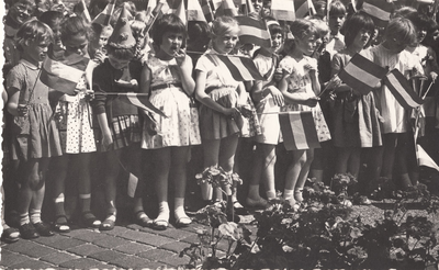 241267 Zanghulde op het Raadhuisplein door de schooljeugd ter ere van de verloving van Prinses Beatrix, 1965