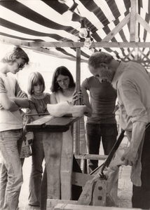 241271 Demonstratie van het snijden van een klomp door een Klompenmaker, 1973