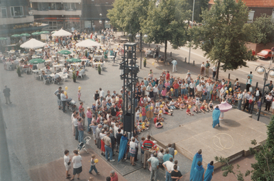 241303 Culturele dag: Het opvoeren van straattoneel, 20-06-1993
