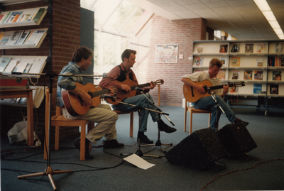 241304 Culturele dag.Een concert door gitaristen gegeven in de Bibliotheek, 20-06-1993