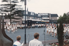 241308 Culturele dag: het geven van een optreden door Showkorps De Eendracht , met Showgirls, 06-1994