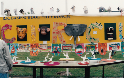241312 Culturele dag: Tentoonstelling van werkstukken gemaakt door schoolkinderen, 11-06-1995