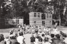 241316 Culturele dag: Het geven van een demonstratie volksdansen door Tiroler volksgroep in het Joe Mann natuurtheater, ...