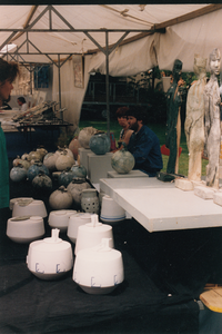 241322 Culturele dag: amateur kunstmarkt met pottenbakkers, 1998