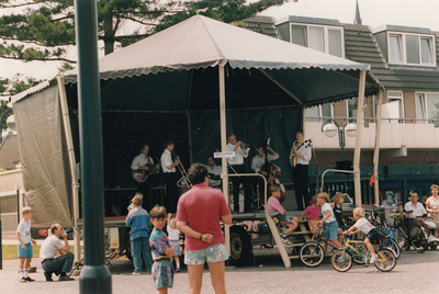 241323 Culturele dag: Het geven van muziek optreden door een ensemble, 1998