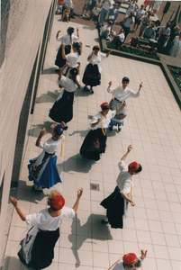 241324 Culturele dag: Het geven van een demonstratie volksdansen, 1998