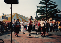 241326 Culturele dag: Het geven van een demonstratie volksdansen, 09-1993