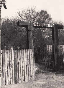 241348 Toegangspoort van Botanische tuin de Odulphushof , Kerkhofpad, 1980