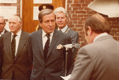 241351 Ontvangst van Z.K.H. Prins Claus door Pastoor H. Maas in de Odulphushof, 28-04-1980