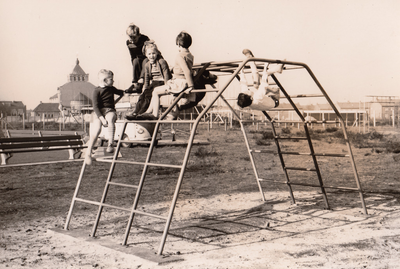 241364 Klimmen op het klimrek op speelplaats Ons sprokeland , 1959
