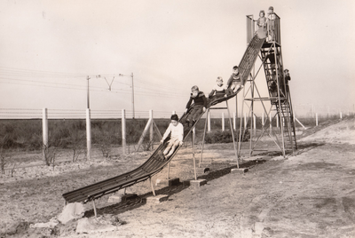 241365 Het glijen op de glijbaan in speeltuin Ons Sprokeland , 1959