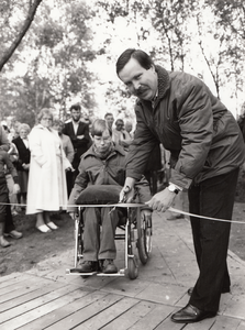 241374 Opening van een steiger voor gehandicapten bij de visvijver door wethouder G.J. Swinkels, 1988
