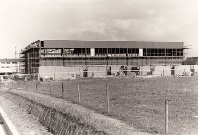 241377 Het bouwen van de Sporthal Naastenbest , 1973