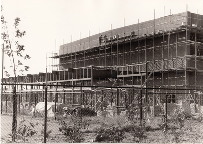 241378 Het bouwen van de Sporthal Naastenbest , 1973