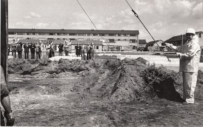 241379 Het bouwen van de Sporthal Naastenbest : het heien van de eerste paal door wethouder Th. van Laere, 1973