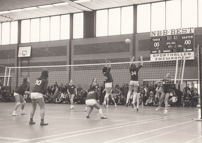 241386 Een volleybal demonstratie door Volleybalvereninging Hofnar in Sporthal Naastenbest , 1087